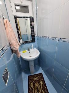 bagno blu con lavandino e specchio di Green garden Zargan villa a Gabala