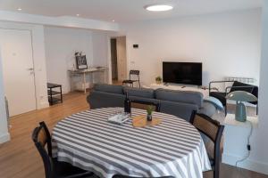 ein Wohnzimmer mit einem Sofa und einem Tisch in der Unterkunft Preciosos apartamentos Riojaland en Lardero in Lardero