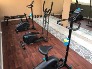 a row of exercise bikes in a gym at Appartement avec piscine proche de Sidi Bouzid in El Jadida