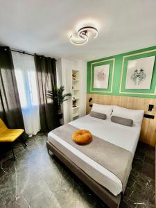 Un dormitorio con una cama grande con una calabaza. en Elegante Apartamento TRES COLORES, en Alicante