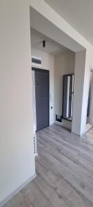 een lege kamer met een garage met een deur bij Дунав Билдингс 2 in Pleven