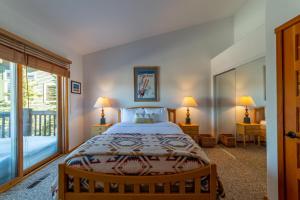 Кровать или кровати в номере 530- Snowcreek Spa Golf 2BR Condo