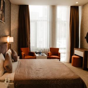 pokój hotelowy z łóżkiem, stołem i krzesłami w obiekcie Hillmond's Boutique w mieście Baku