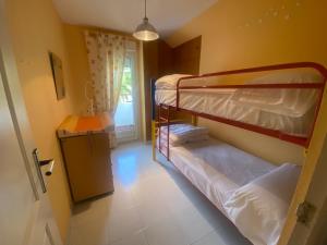 a room with two bunk beds in a room at El mirador de mogro in Mogro