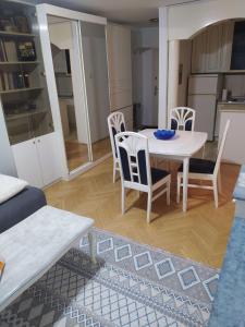 eine Küche und ein Esszimmer mit einem Tisch und Stühlen in der Unterkunft Apartman Nina in Banja Luka