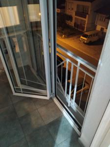ein offenes Fenster mit Straßenblick in der Unterkunft Apartman Nina in Banja Luka