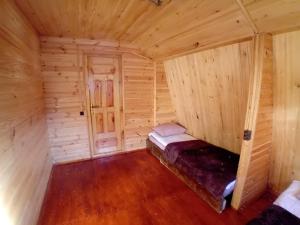 una vista aérea de un dormitorio en una cabaña de madera en Wooden House in Tsvirmi en Tsvirmi