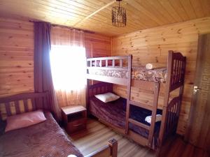 1 dormitorio con 2 literas en una cabaña de madera en Wooden House in Tsvirmi en Tsvirmi