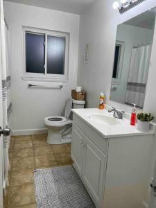 Ένα μπάνιο στο Cozy Bungalow in Madison Heights