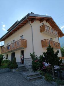 eine Person, die im Türrahmen eines Hauses steht in der Unterkunft Mansarda a Carciato, trilocale in montagna in Dimaro