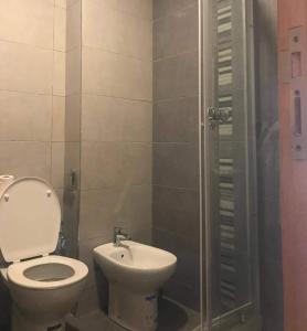La salle de bains est pourvue d'une douche et de toilettes. dans l'établissement Bel Appartement pour vacances, à Sidi Rahal
