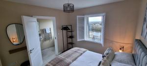 Ένα ή περισσότερα κρεβάτια σε δωμάτιο στο The Quays Apartment