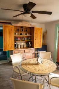 uma mesa de jantar com cadeiras e uma ventoinha de tecto em Isle See You At the Beach em Emerald Isle
