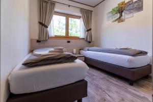 A bed or beds in a room at Chalet Sunshine