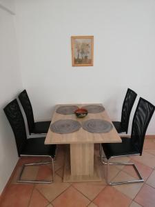 einem Esstisch mit 4 Stühlen in der Unterkunft Apartment Antonia in Dobova