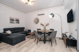 Χώρος καθιστικού στο Chistina’s brand new apartment