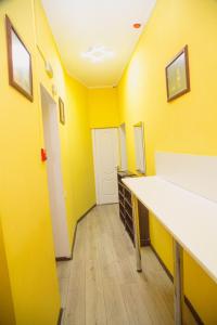 Habitación con paredes amarillas y encimera blanca en Sun City Hostel 4, en Kiev