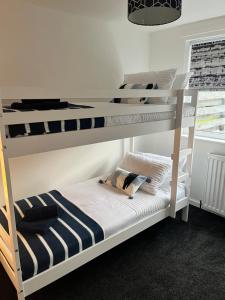 sypialnia z 2 łóżkami piętrowymi i oknem w obiekcie Dolphin view w mieście Spittal