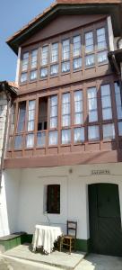 ein Gebäude mit einem Tisch davor in der Unterkunft La Casita de Llanes Parres in Parres de Llanes