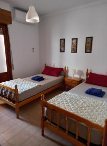 2 camas en una habitación con en Duplex apartment with a large sunny terrace 200 m from the sea, en La Mata