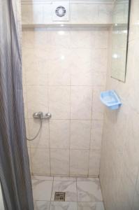 y baño con ducha, aseo y lavamanos. en Sun City Hostel 4, en Kiev