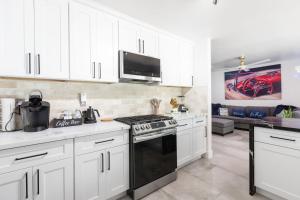 Η κουζίνα ή μικρή κουζίνα στο BEST LOCATION HOME w POOL - LV Convention & 3 mi STRIP & Fremont