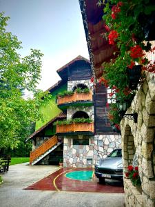 un edificio con un coche aparcado delante de él en Villa Miris Dunja, en Zlatibor