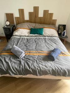 una cama con dos almohadas encima en Superbe T2 type loft proche Paris La Défense Arena et 30 min stade de France, en Puteaux