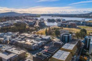 uma vista aérea de uma cidade com um rio e edifícios em Kingston Foreshore-Kingsborough em Kingston 