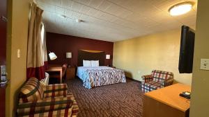 Säng eller sängar i ett rum på B'more Inn Motel