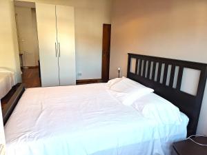 una camera da letto con un grande letto con lenzuola bianche di Appartamento 150 mq vicino al mare a Cattolica