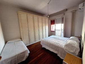 una camera con due letti e una finestra di Appartamento 150 mq vicino al mare a Cattolica