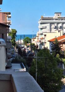 a view of a city street with buildings and the ocean at Appartamento 150 mq vicino al mare in Cattolica