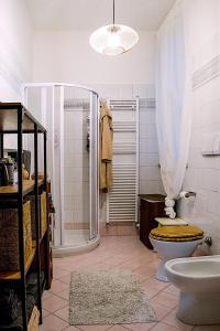 La salle de bains est pourvue d'une douche, de toilettes et d'un lavabo. dans l'établissement Appartamento 150 mq vicino al mare, à Cattolica