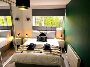 um quarto com uma cama grande e uma janela grande em Homebird Property - Buckton House em Leeds
