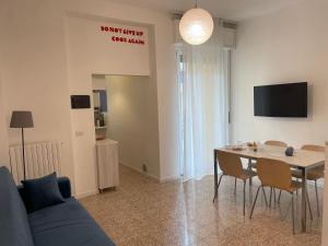 a living room with a blue couch and a table at il 64B - 10 minuti a piedi dal Policlinico San Matteo - in Pavia