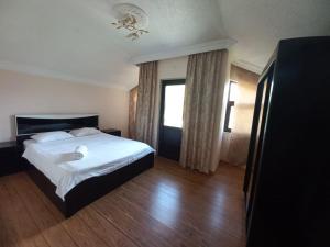 Postel nebo postele na pokoji v ubytování Alazani 2015