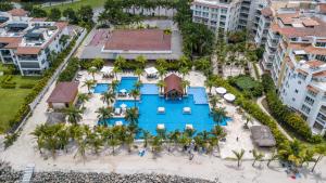 uma vista aérea da piscina no resort em Elegancia y Relajación en Puntarena Beach Town, Buenaventura em Coclé