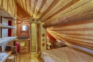 1 dormitorio con 1 cama y lavamanos en una habitación en Chalet au bord d'un étang privé, Massif du Sancy, en Picherande