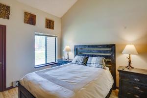 Un dormitorio con una cama grande y una ventana en Ski-InandSki-Out Brian Head Condo with Hot Tub!, en Brian Head