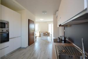 una cocina con fregadero y encimera en FABIO a Marina di Pisa, en Marina di Pisa