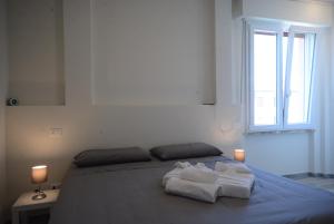 ein Schlafzimmer mit einem Bett mit zwei Handtüchern darauf in der Unterkunft FABIO a Marina di Pisa in Marina di Pisa