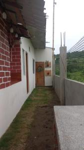 une allée vide avec une porte dans un bâtiment dans l'établissement Cerro Beach, à Sinchal