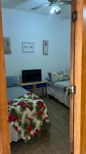 een slaapkamer met 2 bedden en een deur naar een kamer bij Cerro Beach in Sinchal
