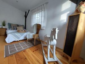 a bedroom with a bed and a table and a chair at BIAŁY DOMEK w Puszczykowie in Puszczykowo