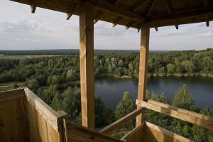 vistas al lago desde el porche de una cabaña en BIAŁY DOMEK w Puszczykowie, en Puszczykowo