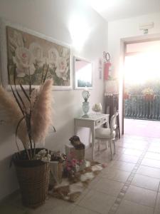 sala de estar con mesa y maceta en Residence Valleverde, en Vieste