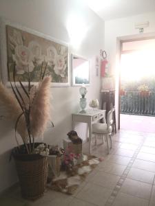 a living room with a table and a potted plant at Residence Valleverde in Vieste