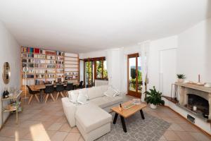 Posezení v ubytování Casa Bonita Vista Lago e spiaggia privata