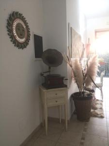 Habitación con mesa, espejo y planta en Residence Valleverde, en Vieste